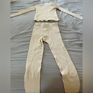 In time for Winter! Thermal set like new! Smoke free home..size 140/10 unisex